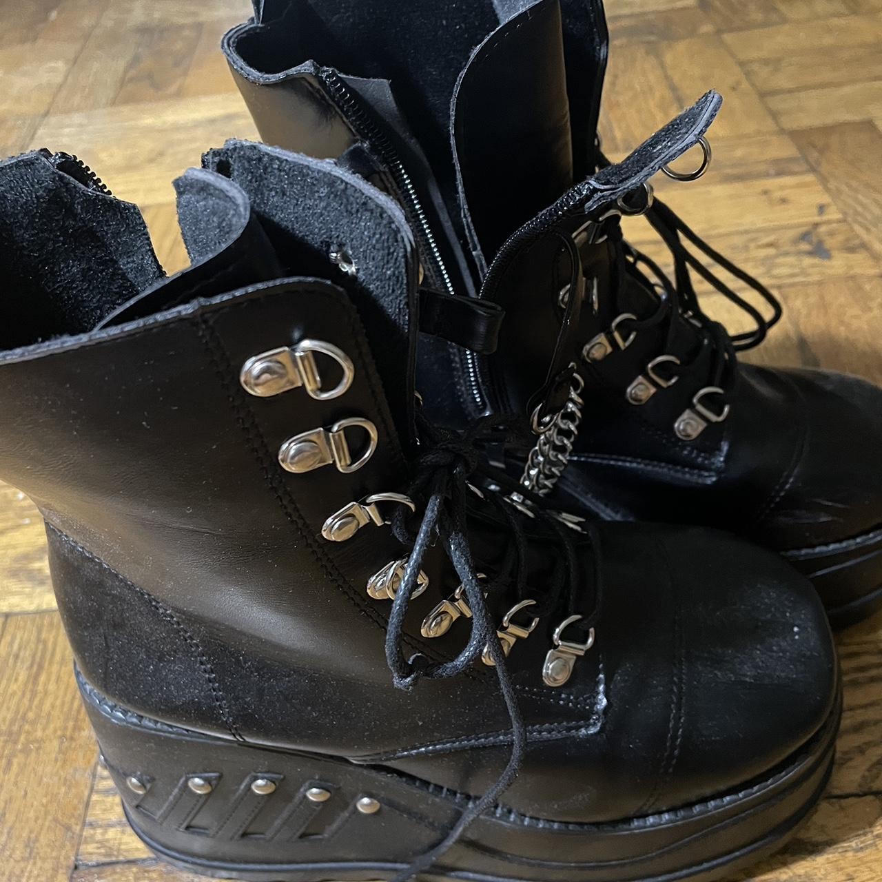 Size 7 women’s boot Missing one chain - Depop