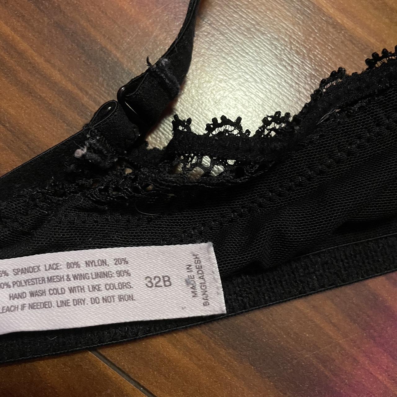 Black push up bra size 32B with some lace on straps - Depop