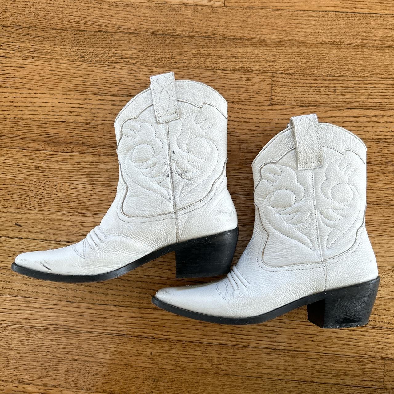 Shops urban outfitters white boots