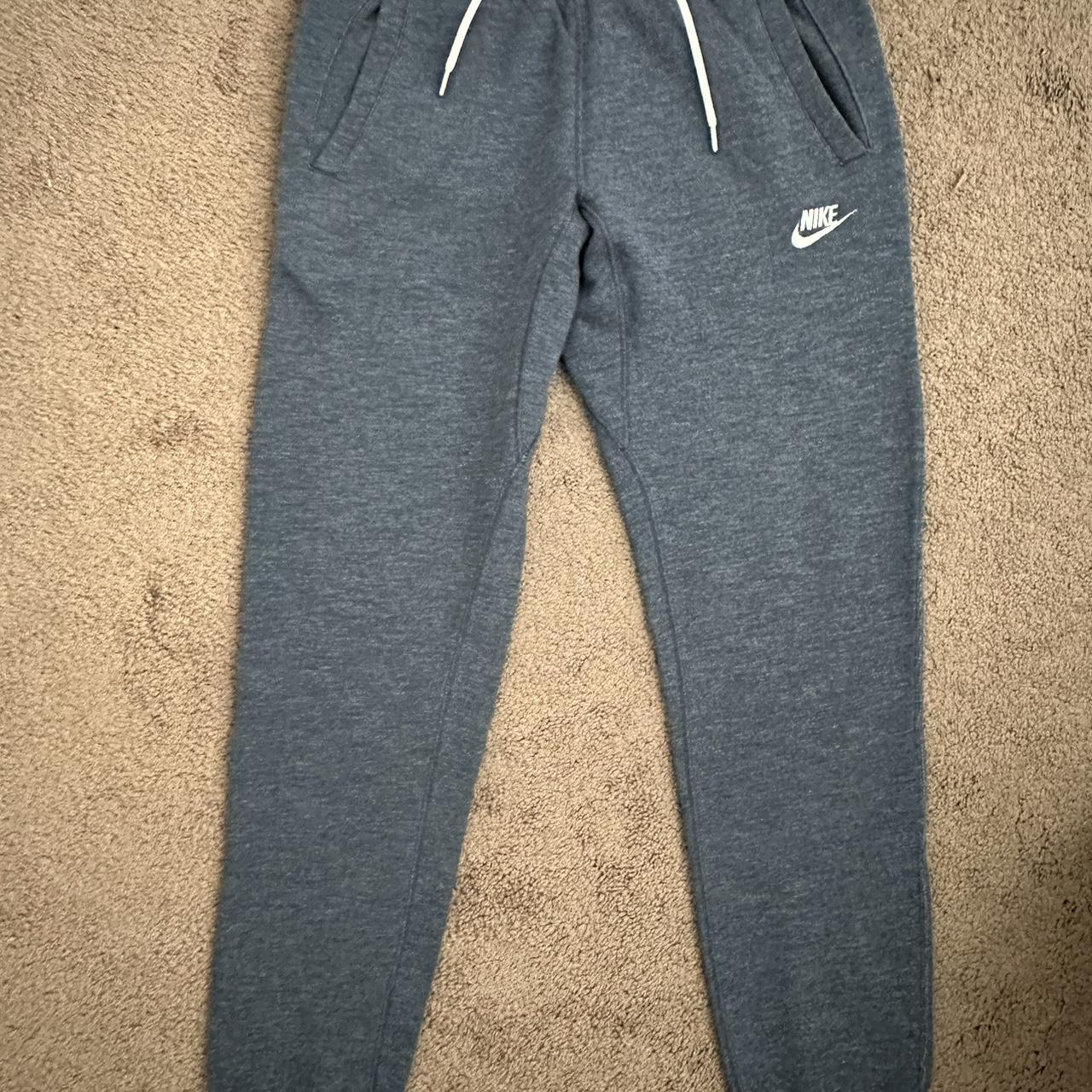 Nike sweatpants with zipper pocket in the back. - Depop