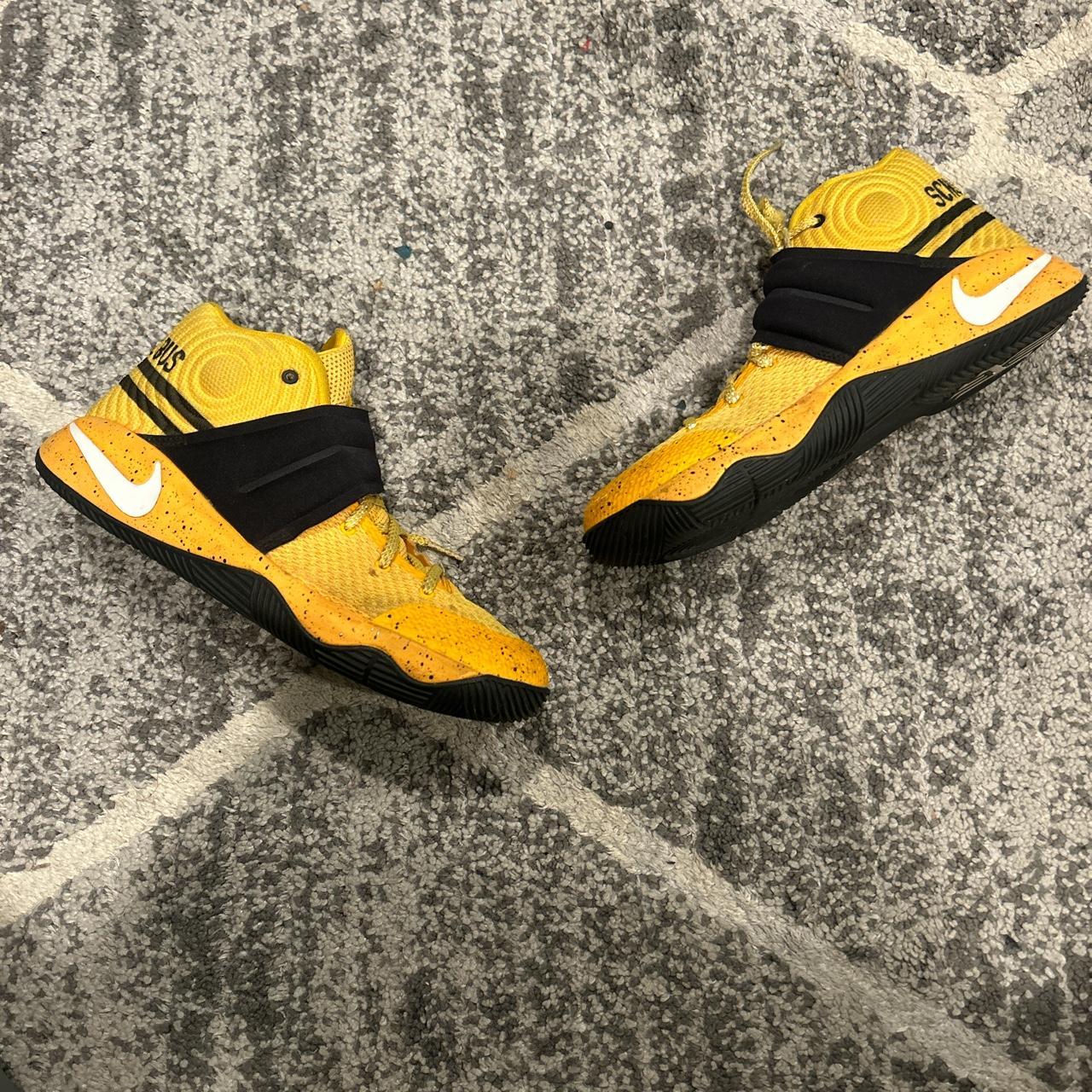 School bus clearance shoes nike