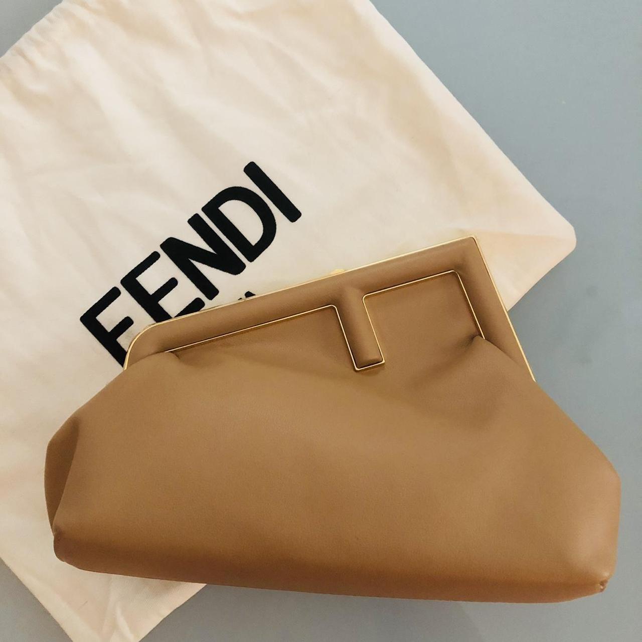 Vendo Pochette Fendi. Per Maggiori Informazioni - Depop