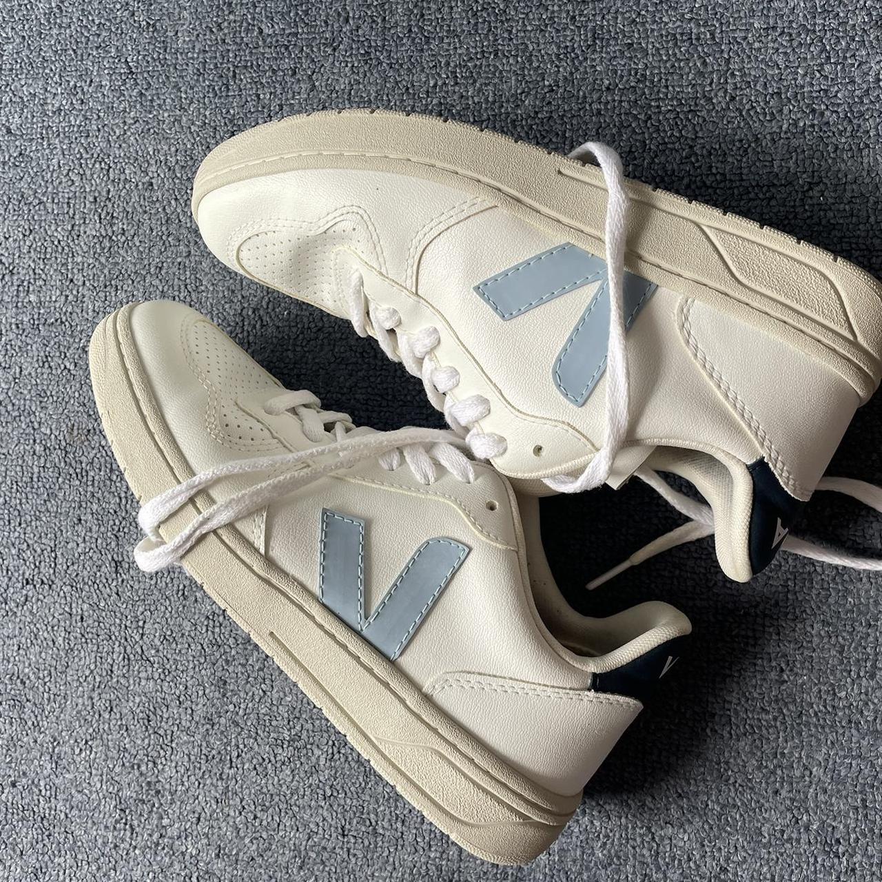 Veja US 6 Worn thrice only Bought it for 185 LAST PRICE Depop