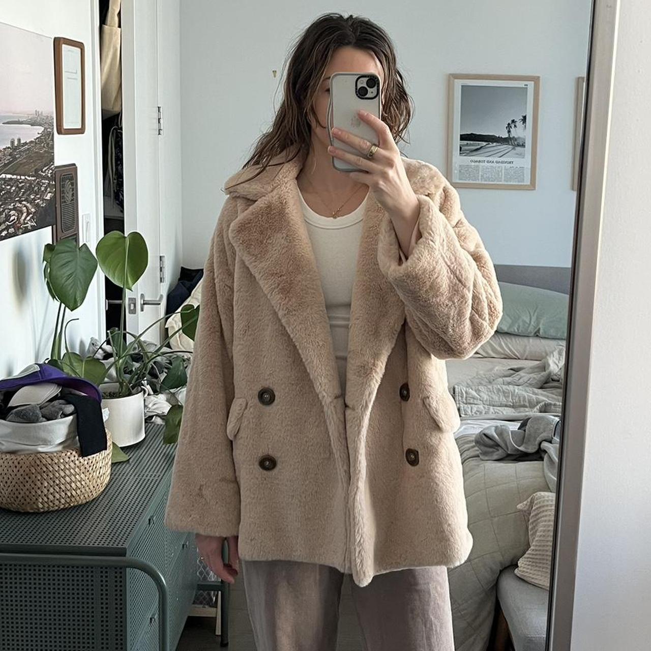 Free people faux fur coat, Size medium,