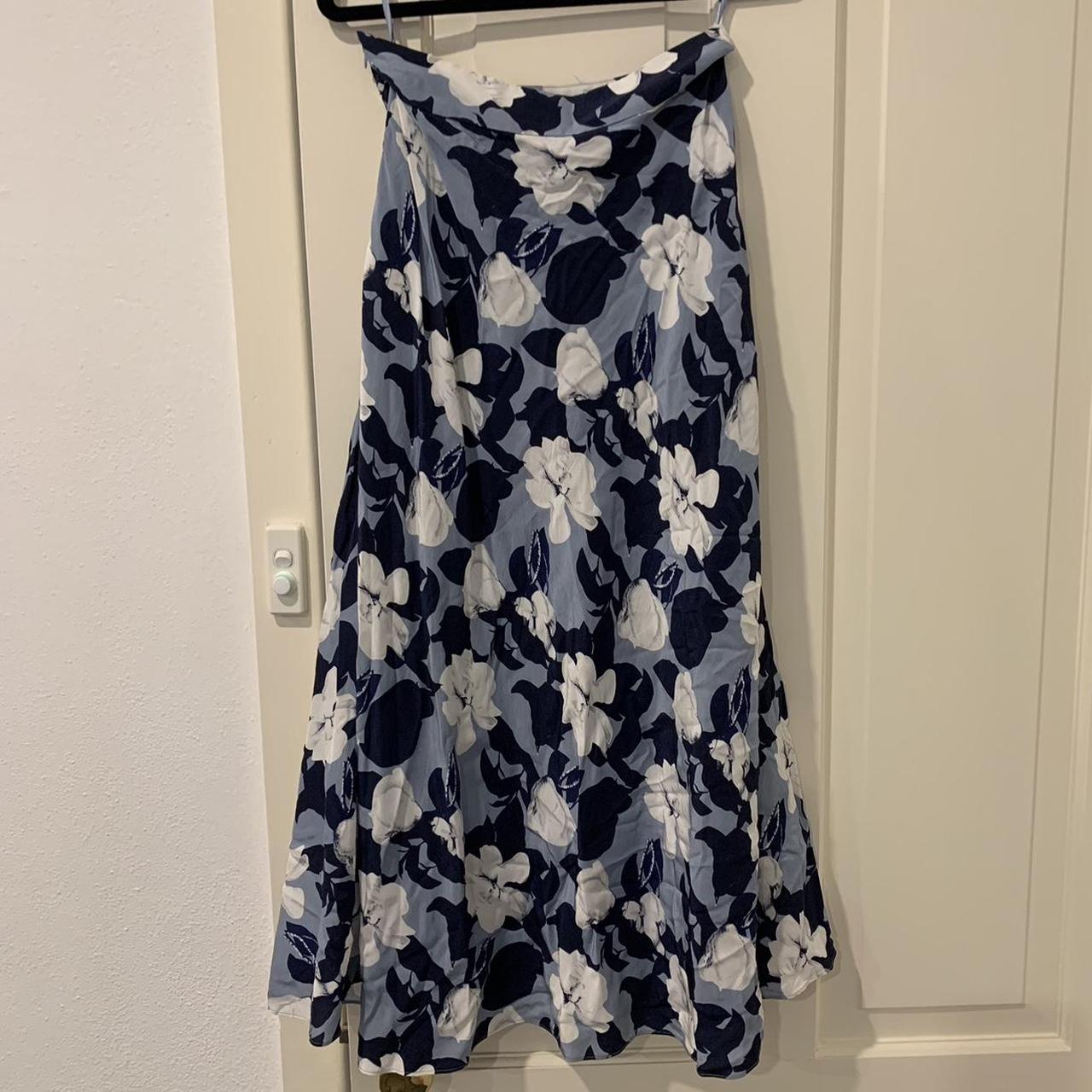 Witchery Blue floral pattern midi skirt Size 6 Worn... - Depop