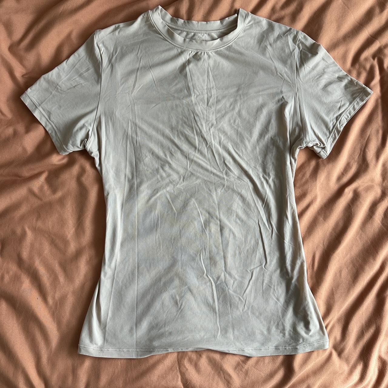 skims fits everybody tee! tag is a worn, and there - Depop