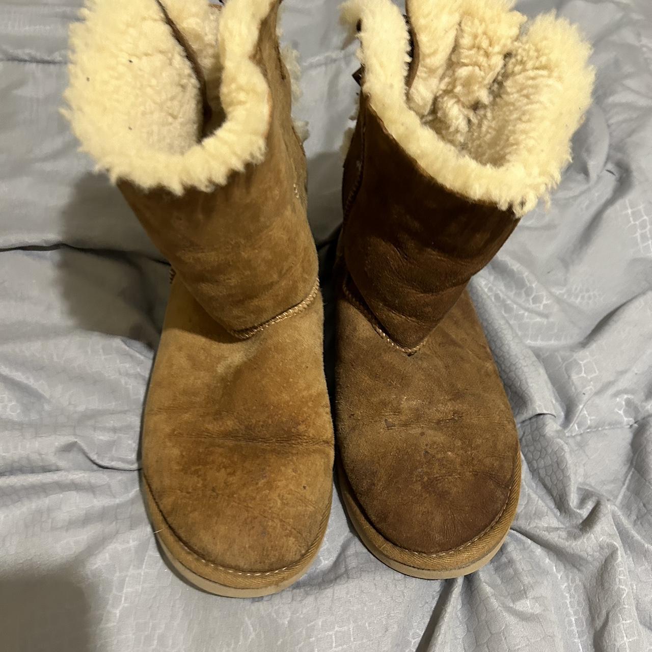 BAILY BOW UGGS WORN NEEDS TO GO SEND OFFERS - Depop