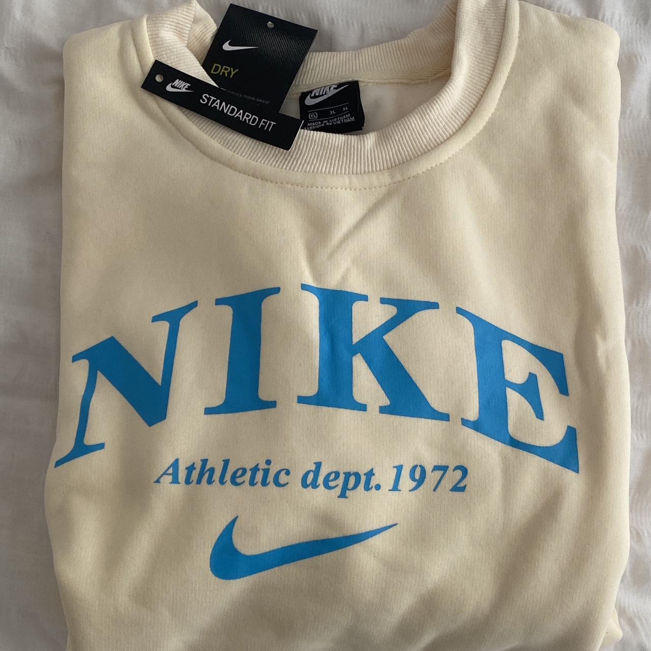 Vintage nike 2024 cream sweatshirt