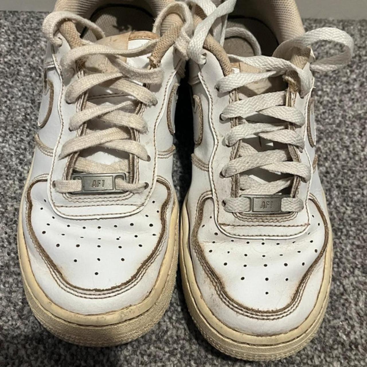 white airforce 1s size 4