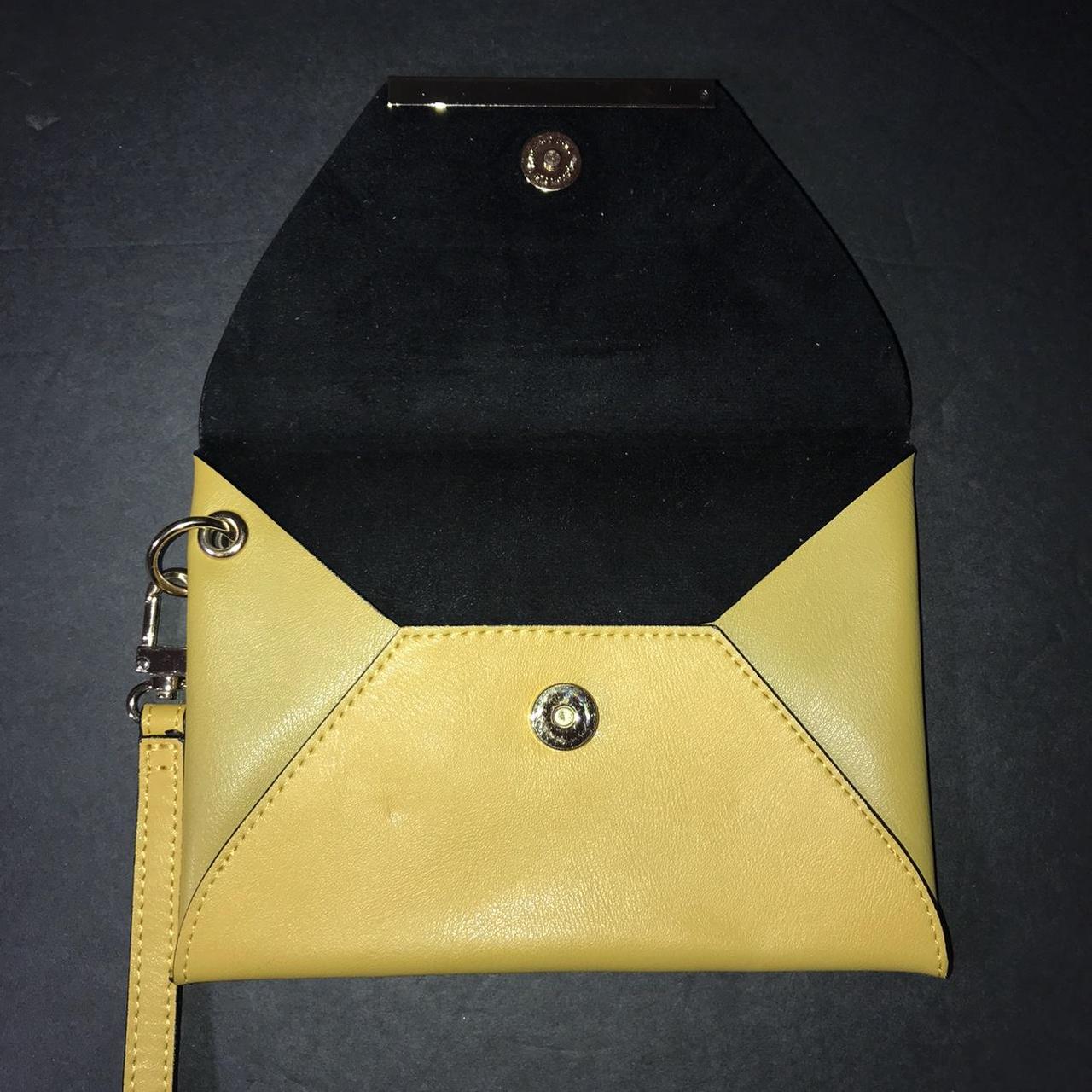 This BCBGMAXAZRIA wristlet is a stylish and Depop