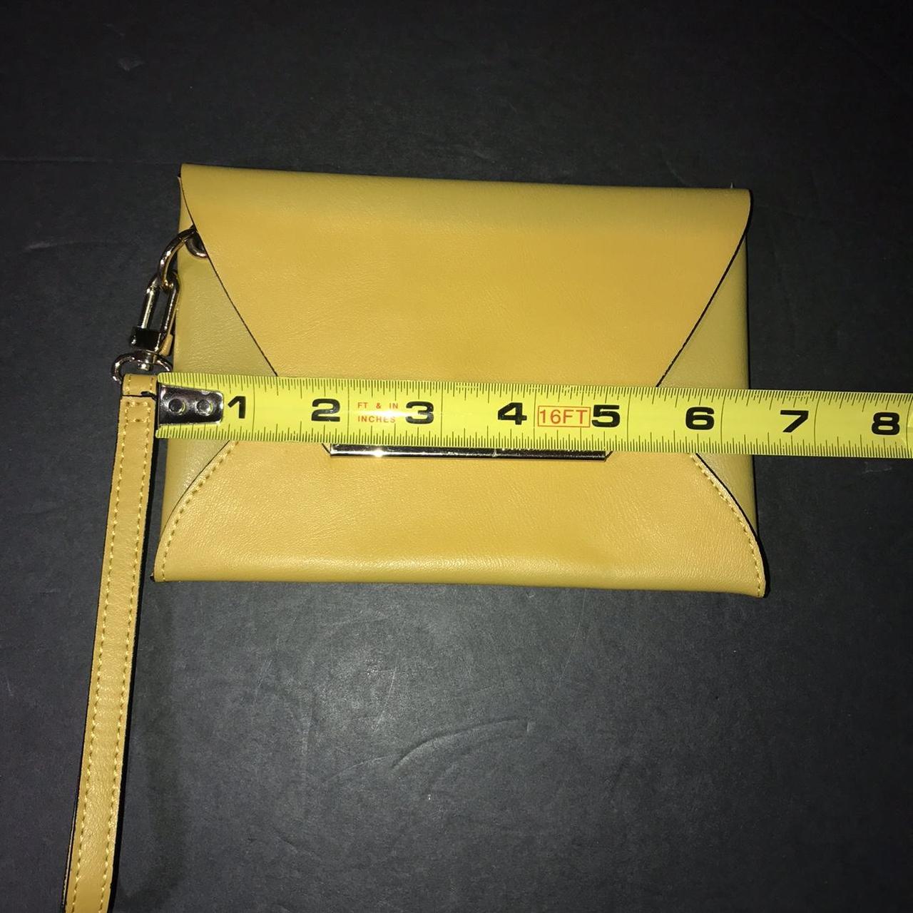 This BCBGMAXAZRIA wristlet is a stylish and Depop