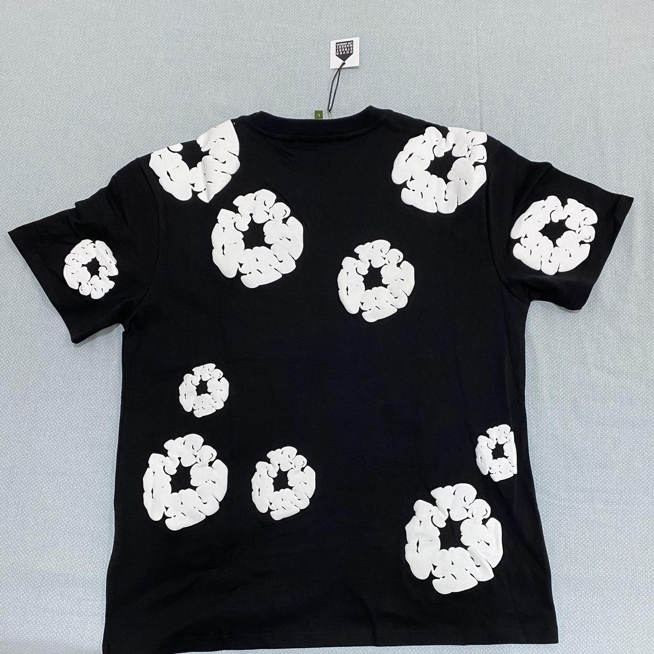 t-shirt denim tears nera con fiori bianchi Depop