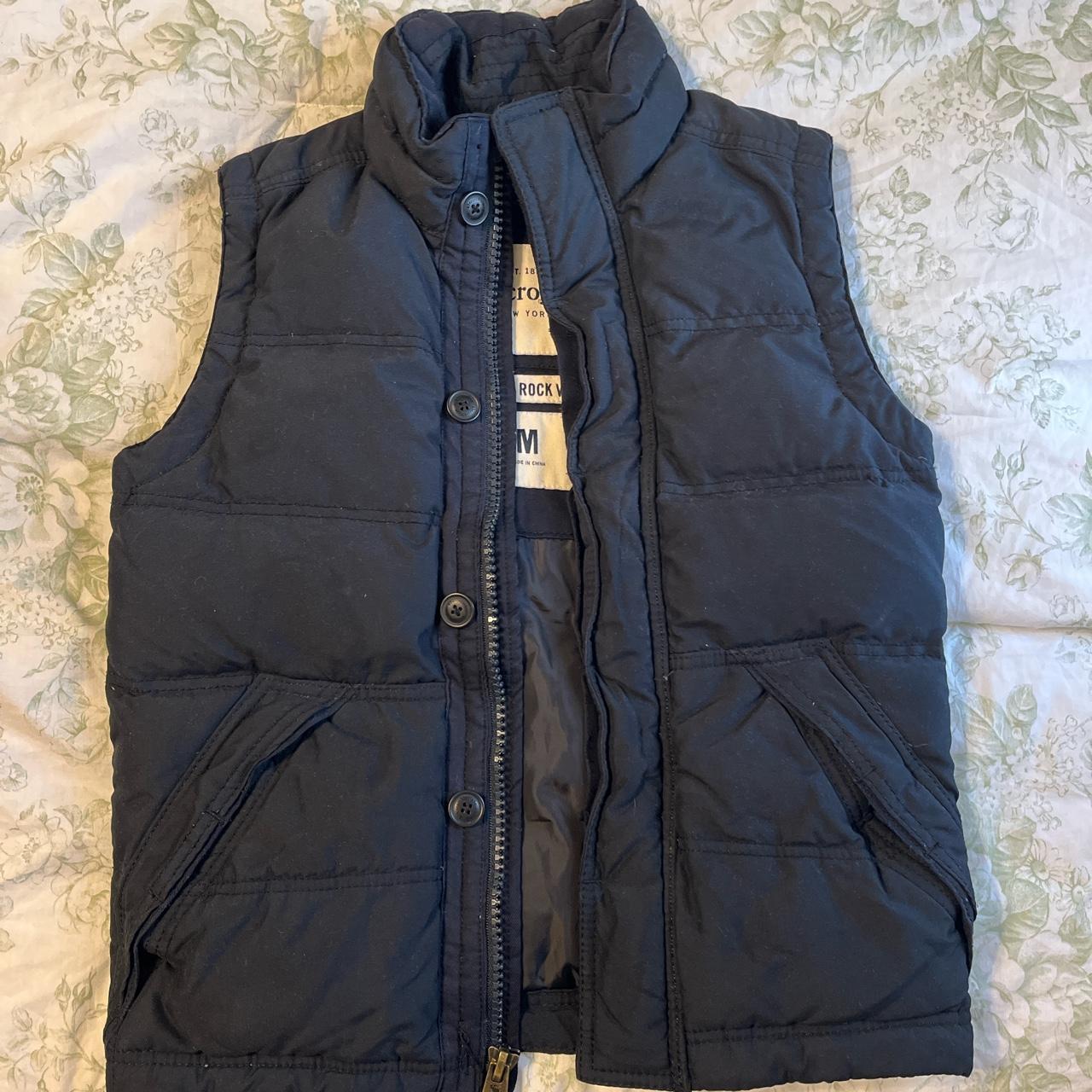 Cropped Abercrombie vest size M - Depop