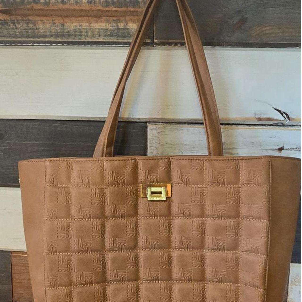 This is a pre owned Steve Madden tote bag in a brown. Depop