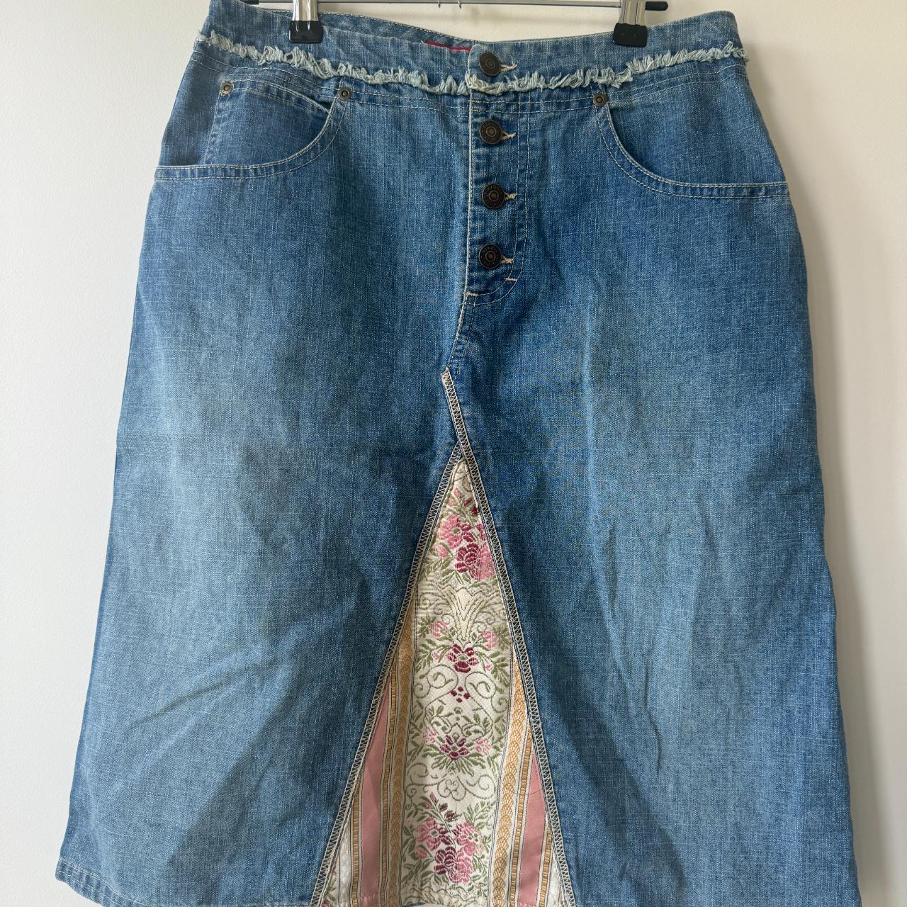Gloria Vanderbilt Denim Skirt Size 6 (see photo for... - Depop