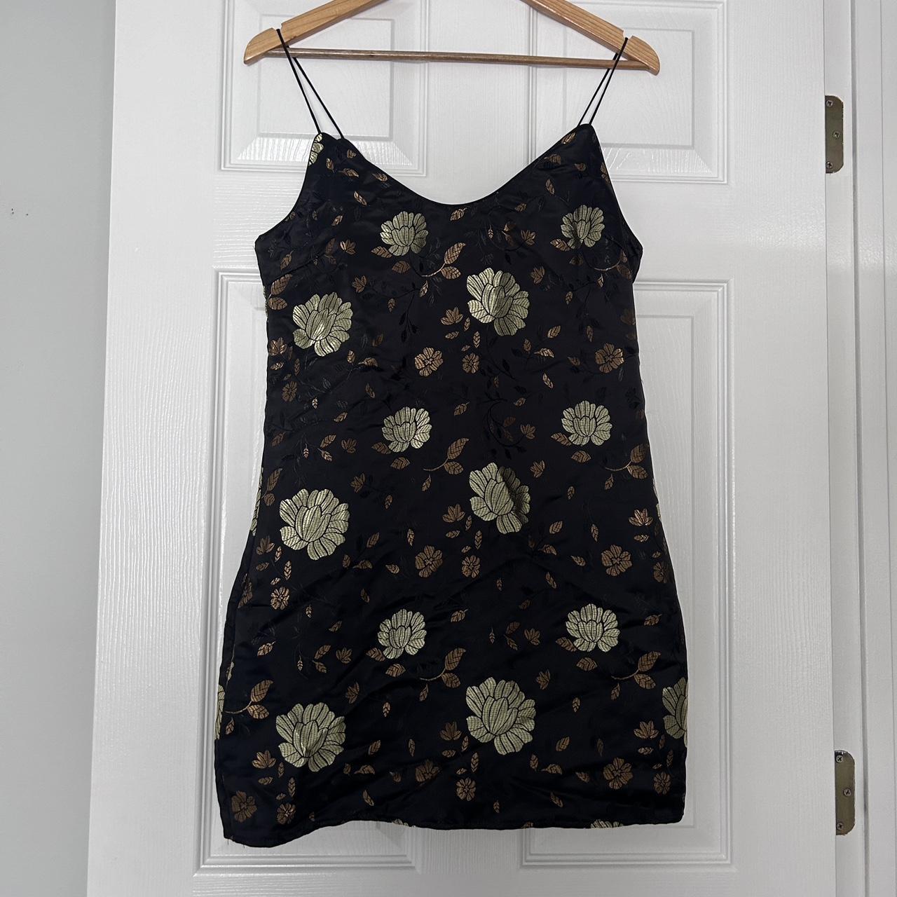 Forever 21 Black floral dress Very slight shoulder