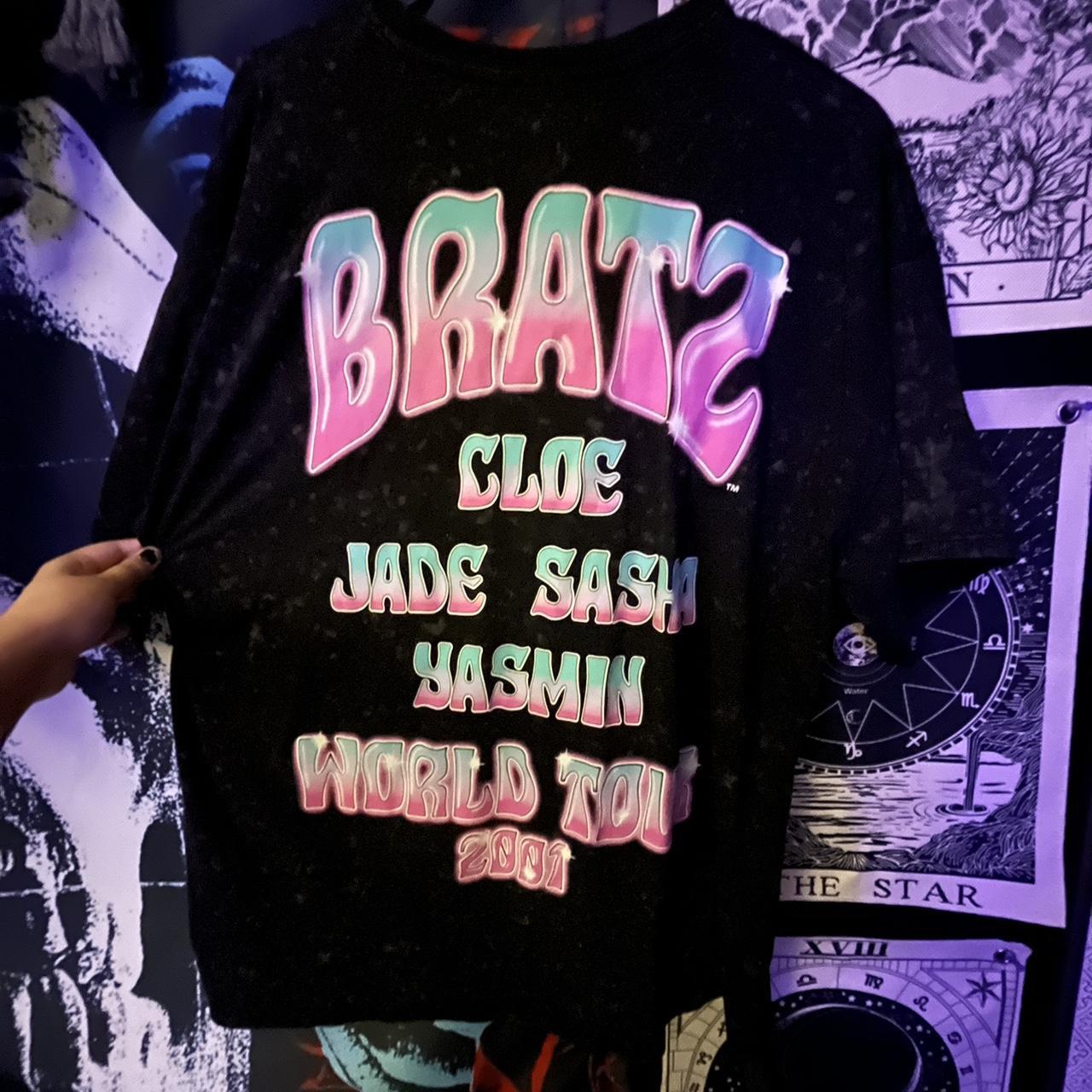 BRATZ ブラッツ　ワールドツアー2001年スウェット　オフィシャル Bratz 2001 World Tour black, purple and pink fleece | Depop