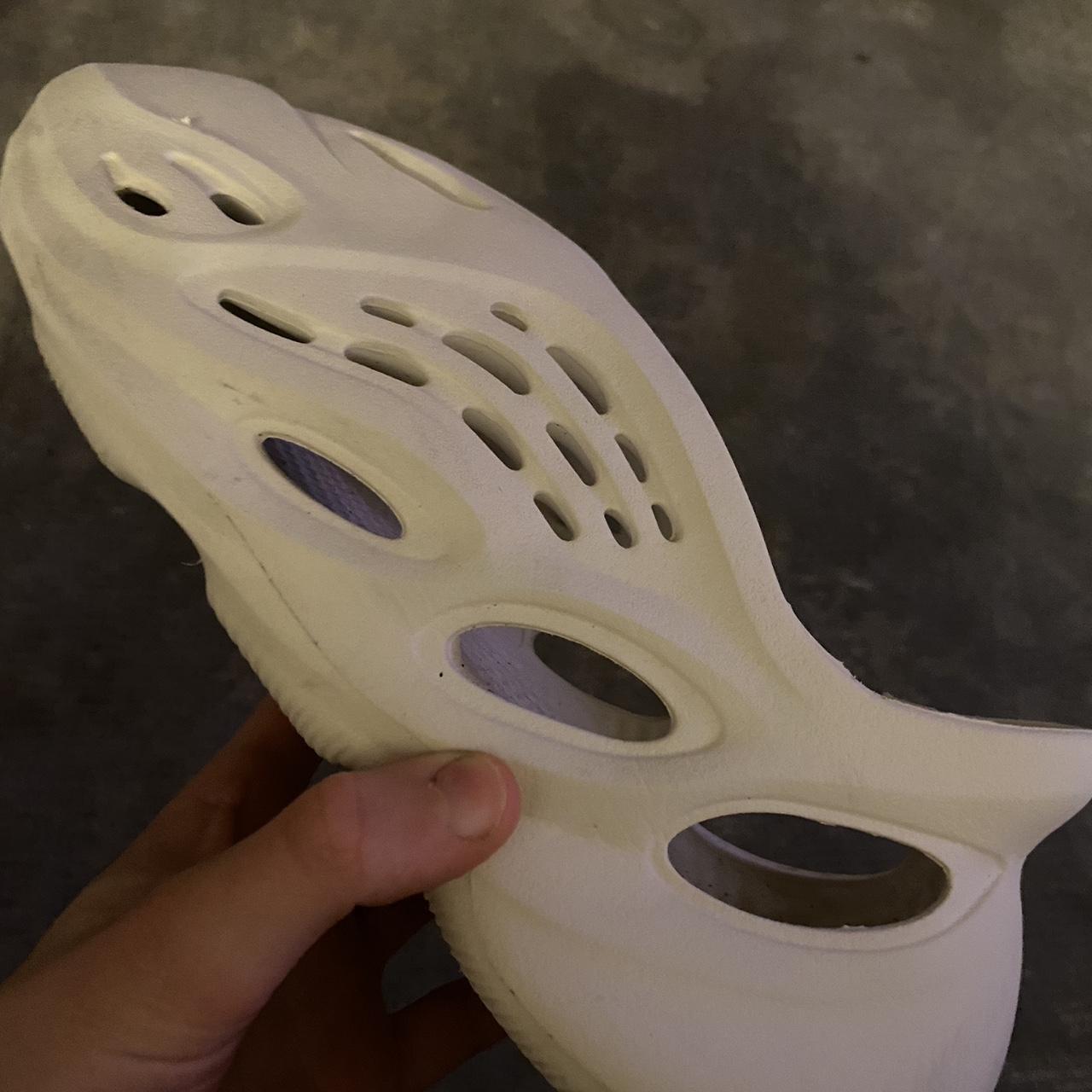 beige yeezy foam runners