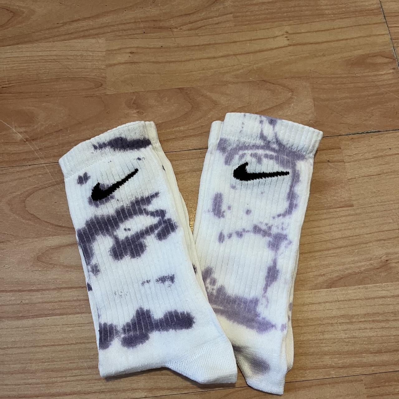 White and on sale purple nike socks