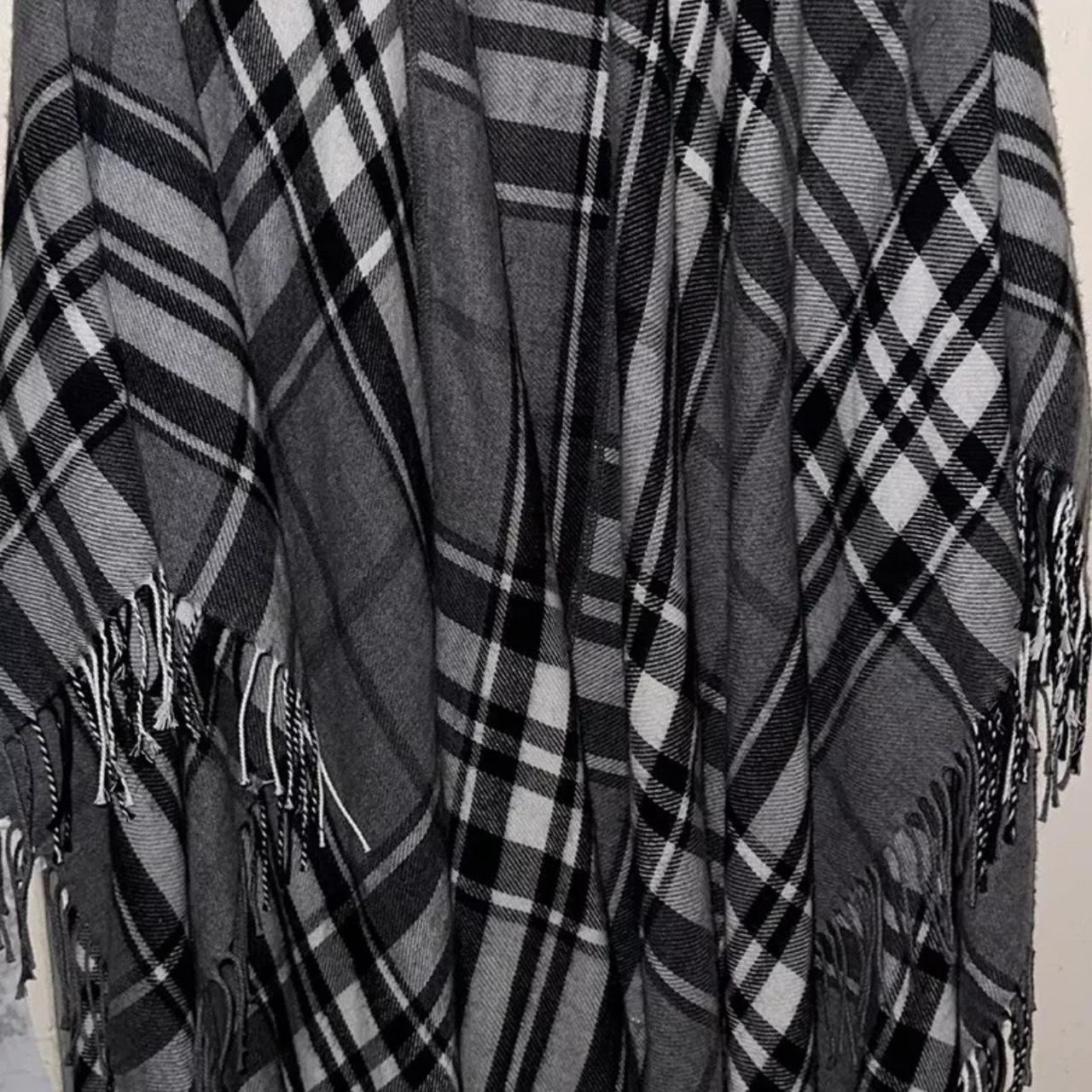 This beautiful Zighilli scarf is perfect for