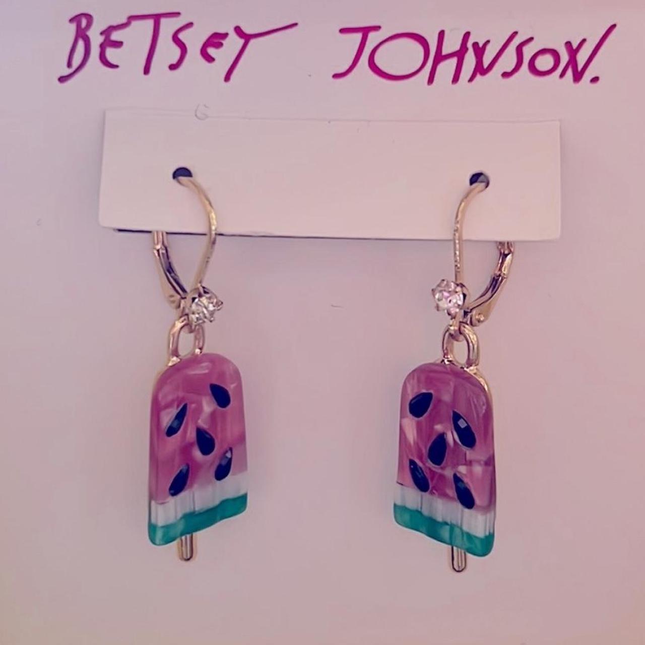 ★Betsey Johnson★K‐POPアイドル愛用★MAY★サンダル Betsey Johnson Kitsch Pretty N' Funk Pink Electric Guitar