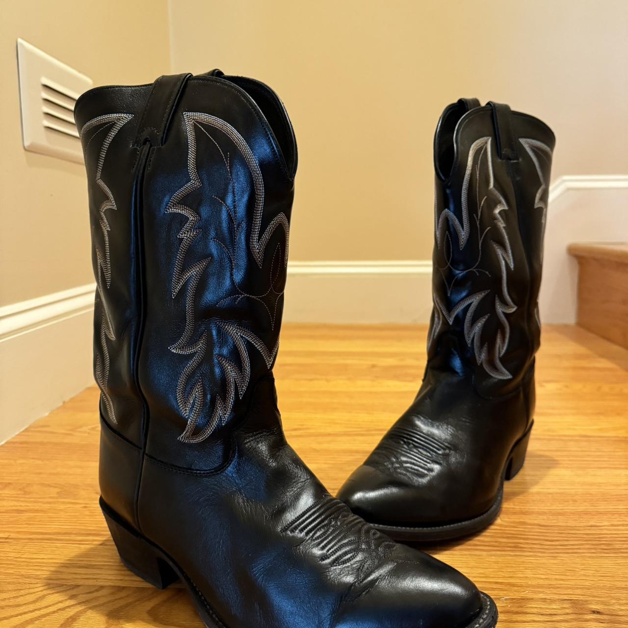 Men's size 10 Ariat boots from boot barn and a L/XL - Depop