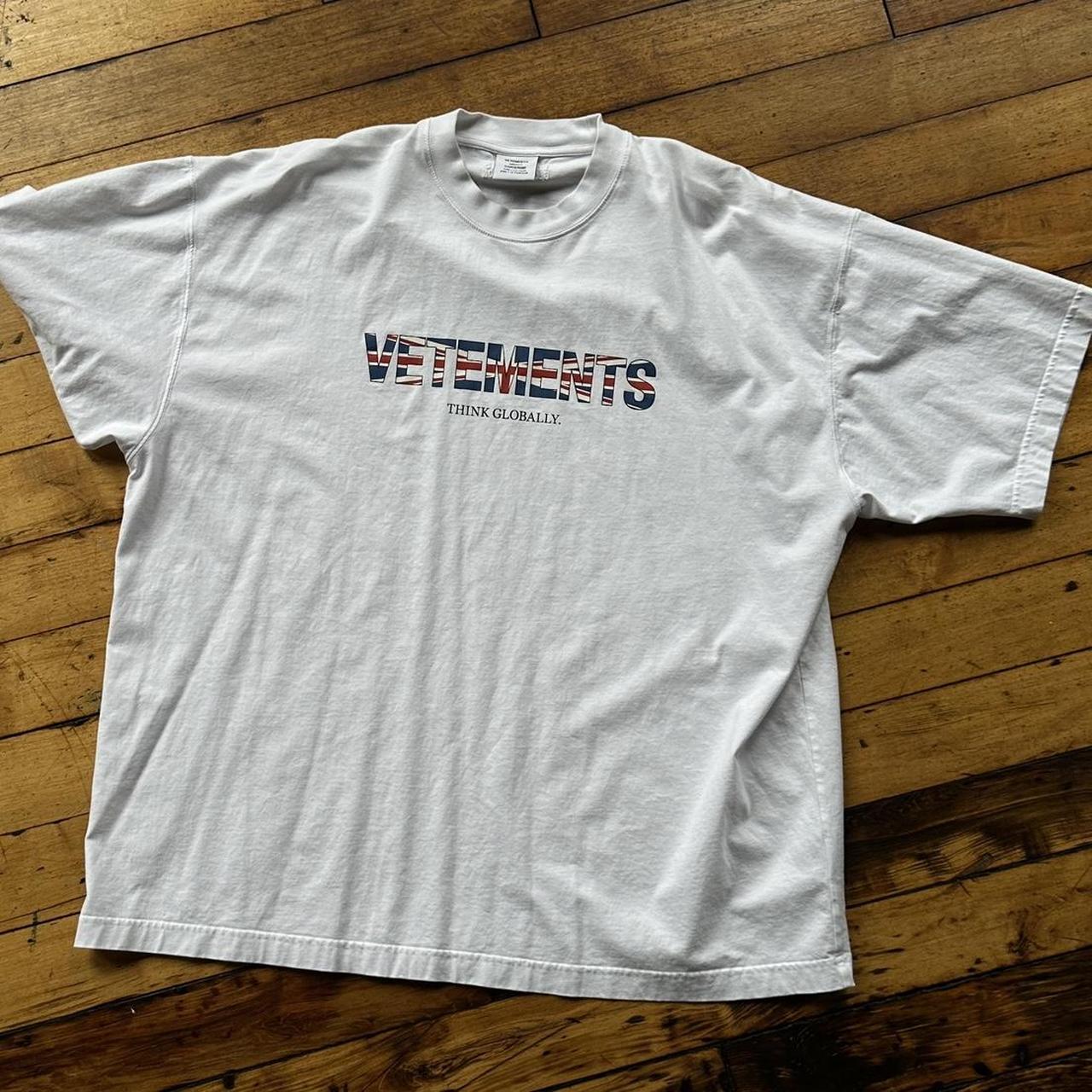 【売筋】vetements think globally ロゴ　tシャツ トップス