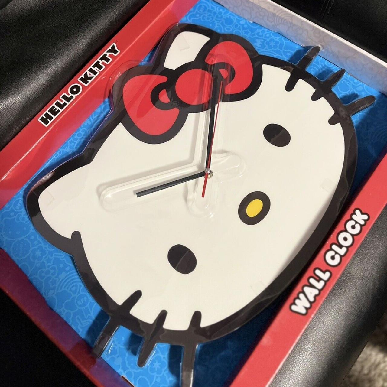 hello kitty clock (DOES NOT INCLUDE BATTERIES) you - Depop