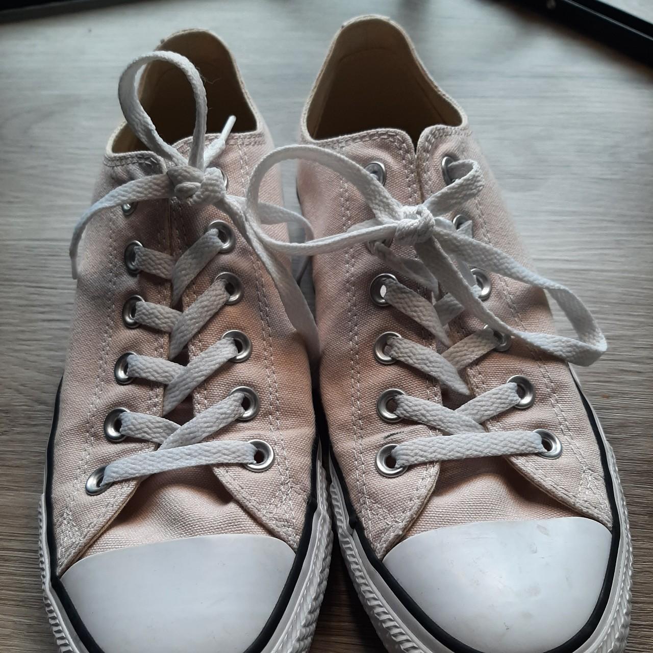 Soft pink online converse