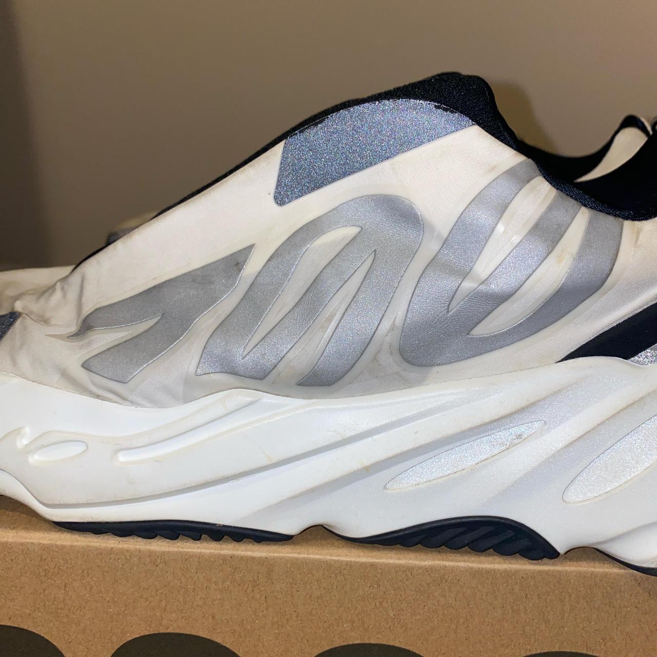 fake yeezy 700 mnvn