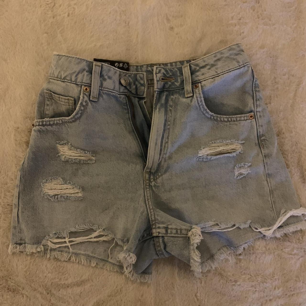 Light wash high waisted H&M mom shorts with frayed | Depop