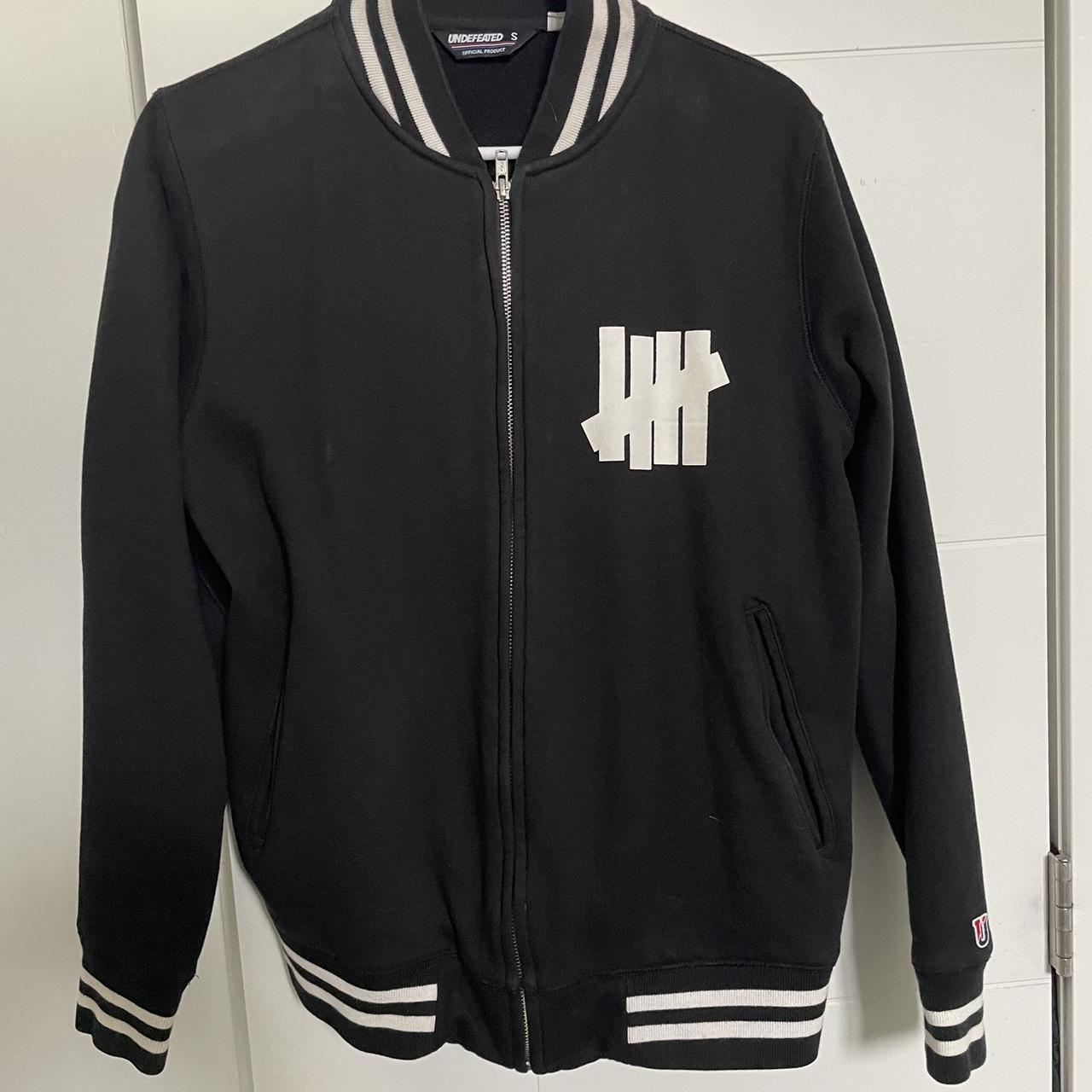 【UNDEFEATED】3色展開 UNDEFEATED VARSITY PULLOVER HOOD Rare Undefeated UNDFTD 6–Time Champions Bomber Varsity Light
