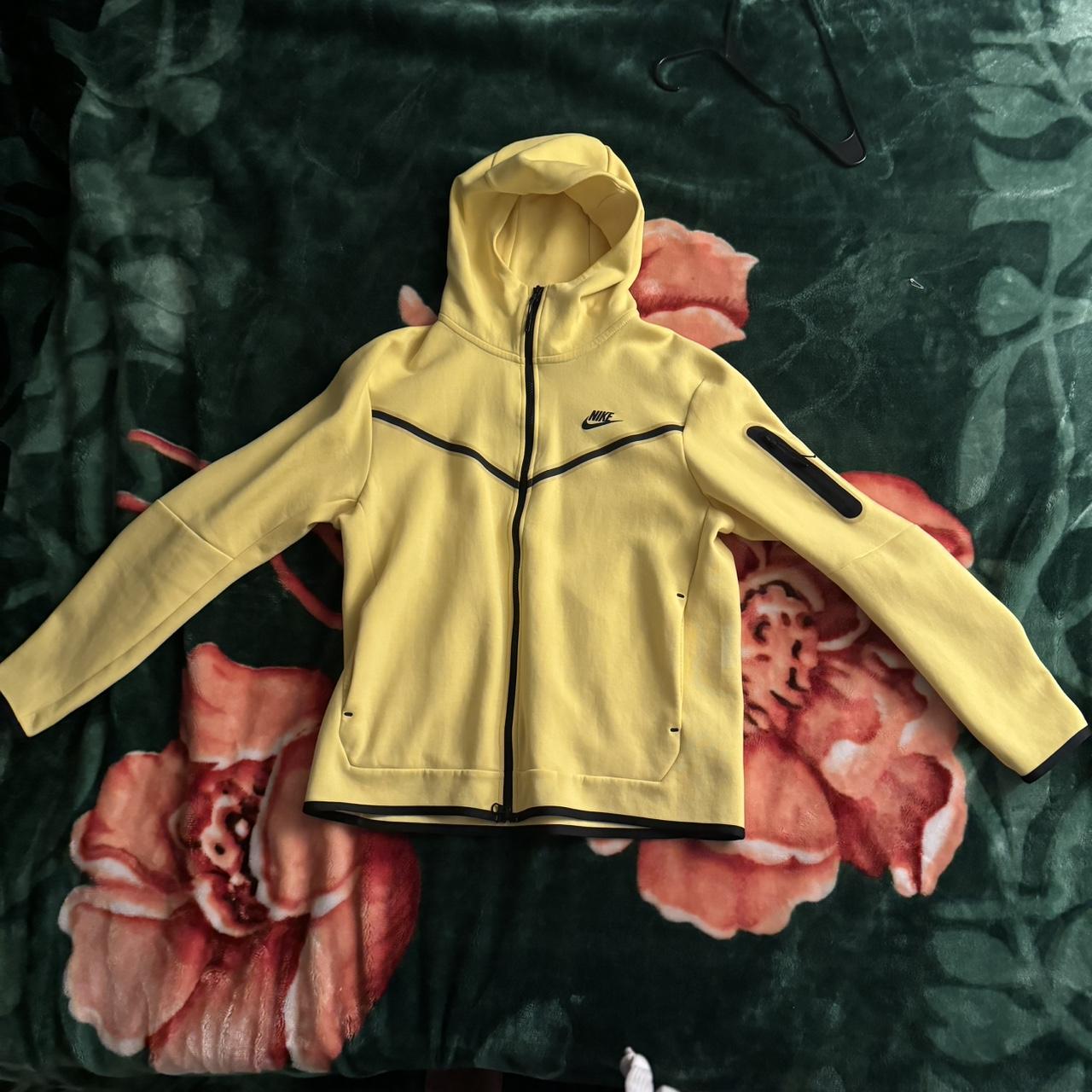 yellow nike tech