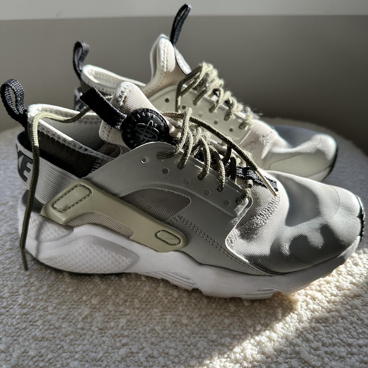 nike light green running shoes