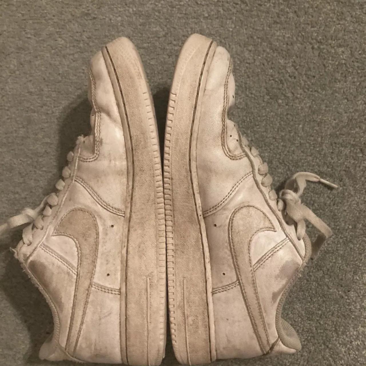 white airforce 1s size 4