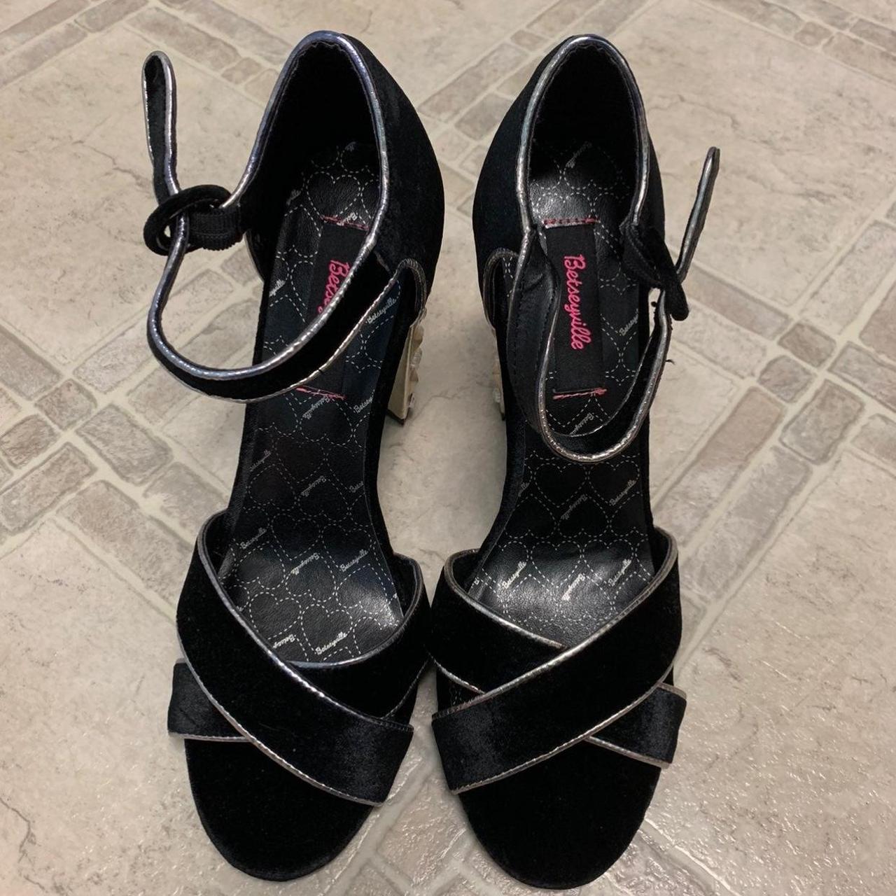 Betseyville By Betsey Johnson Heels Size 8 5 Black Depop   P0 