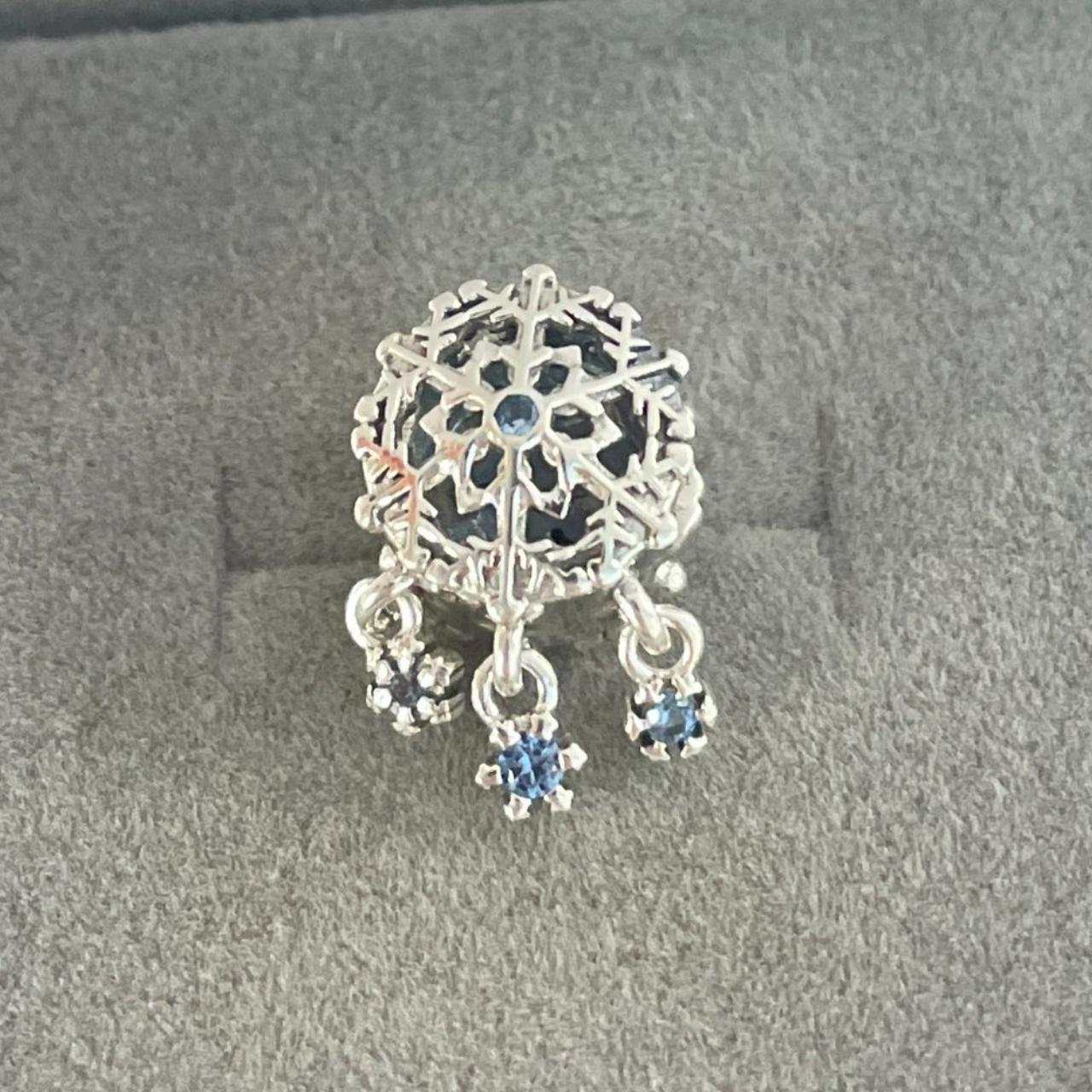 Icy Snowflake Drop Charm, PANDORA