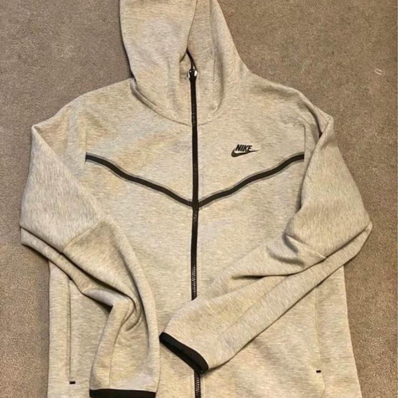 does nike tech fleece run small