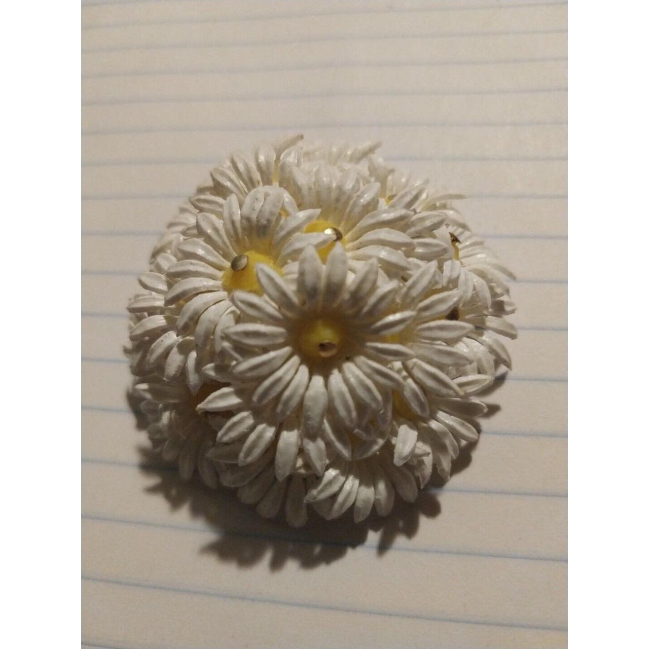 This vintage brooch pin features a beautiful daisy... - Depop