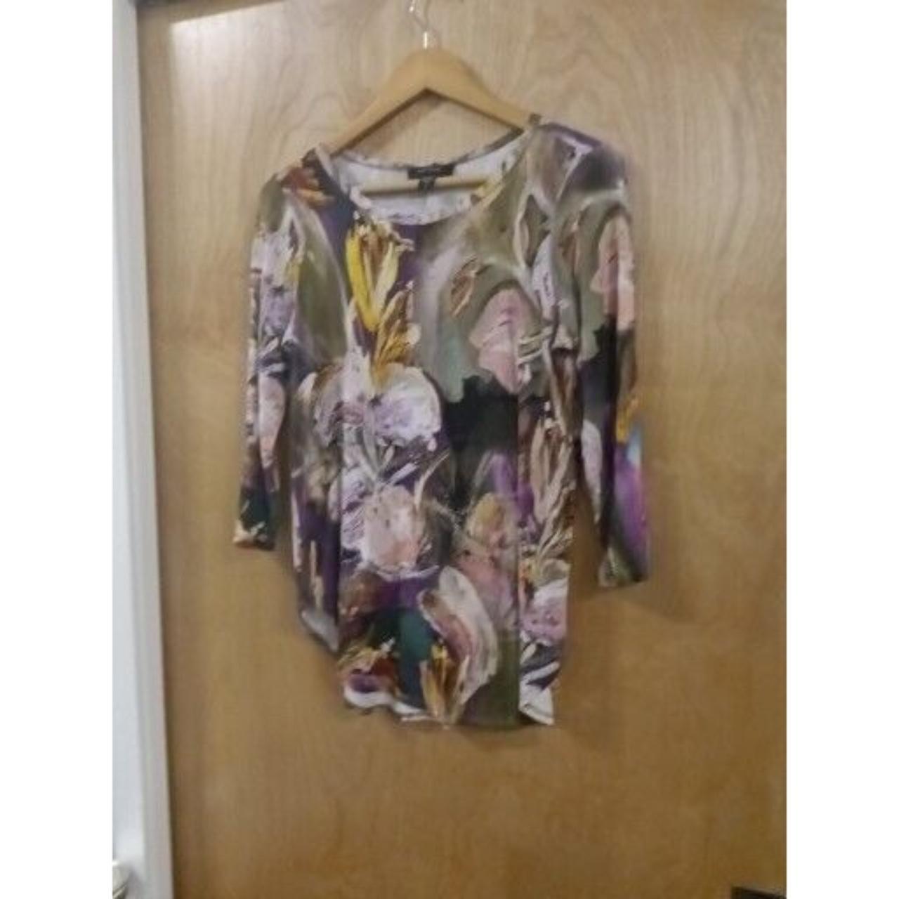 This Karen Kane blouse features a beautiful floral... - Depop