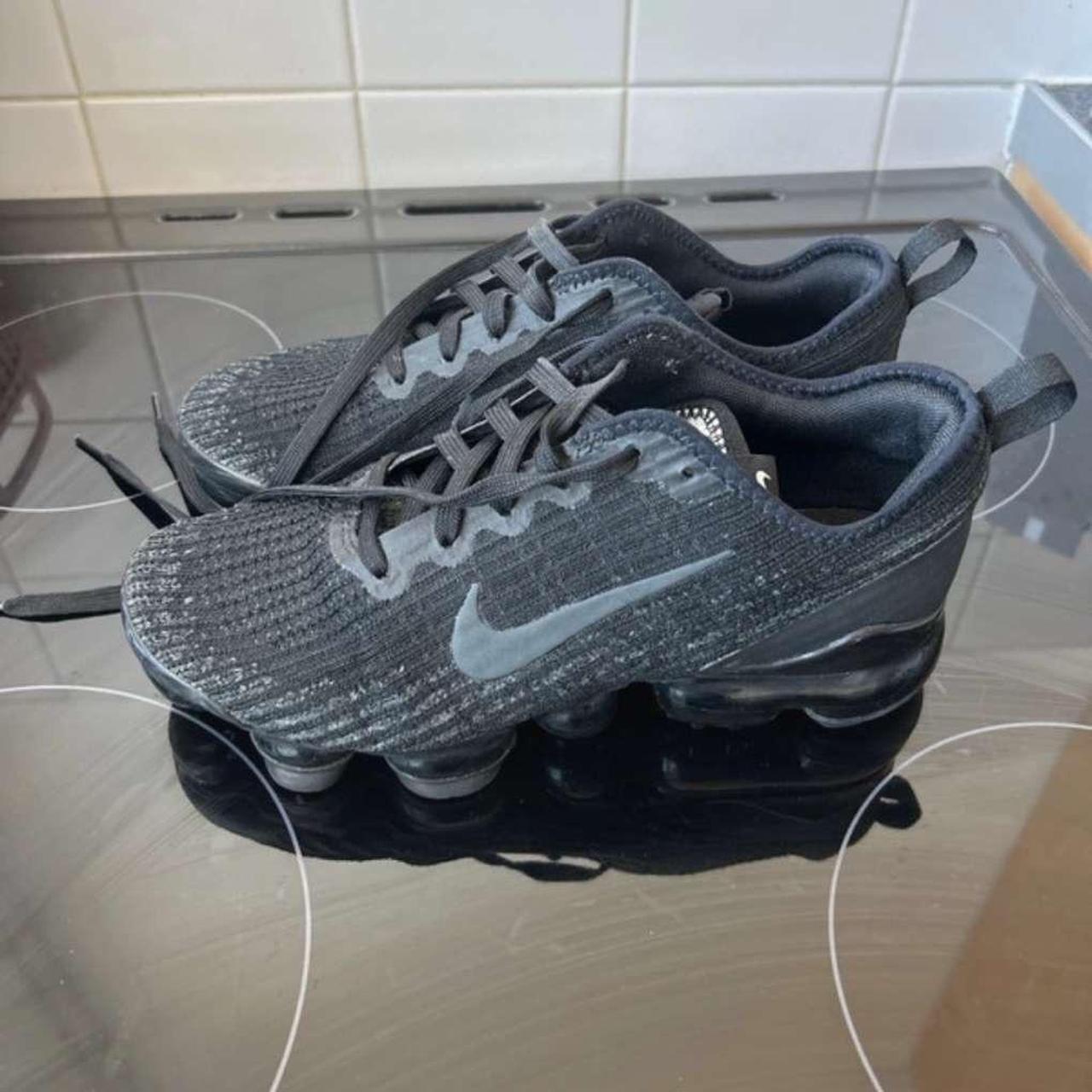 Vapormax black hot sale size 4