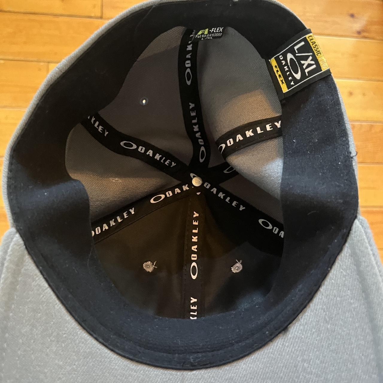 grey oakley l/xl fitted hat