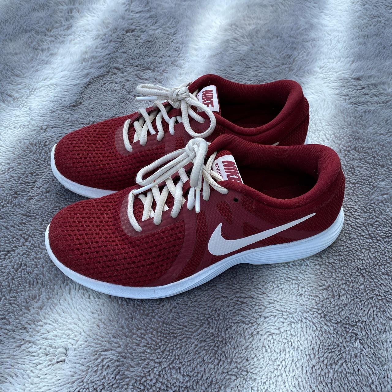 maroon nike running shoes