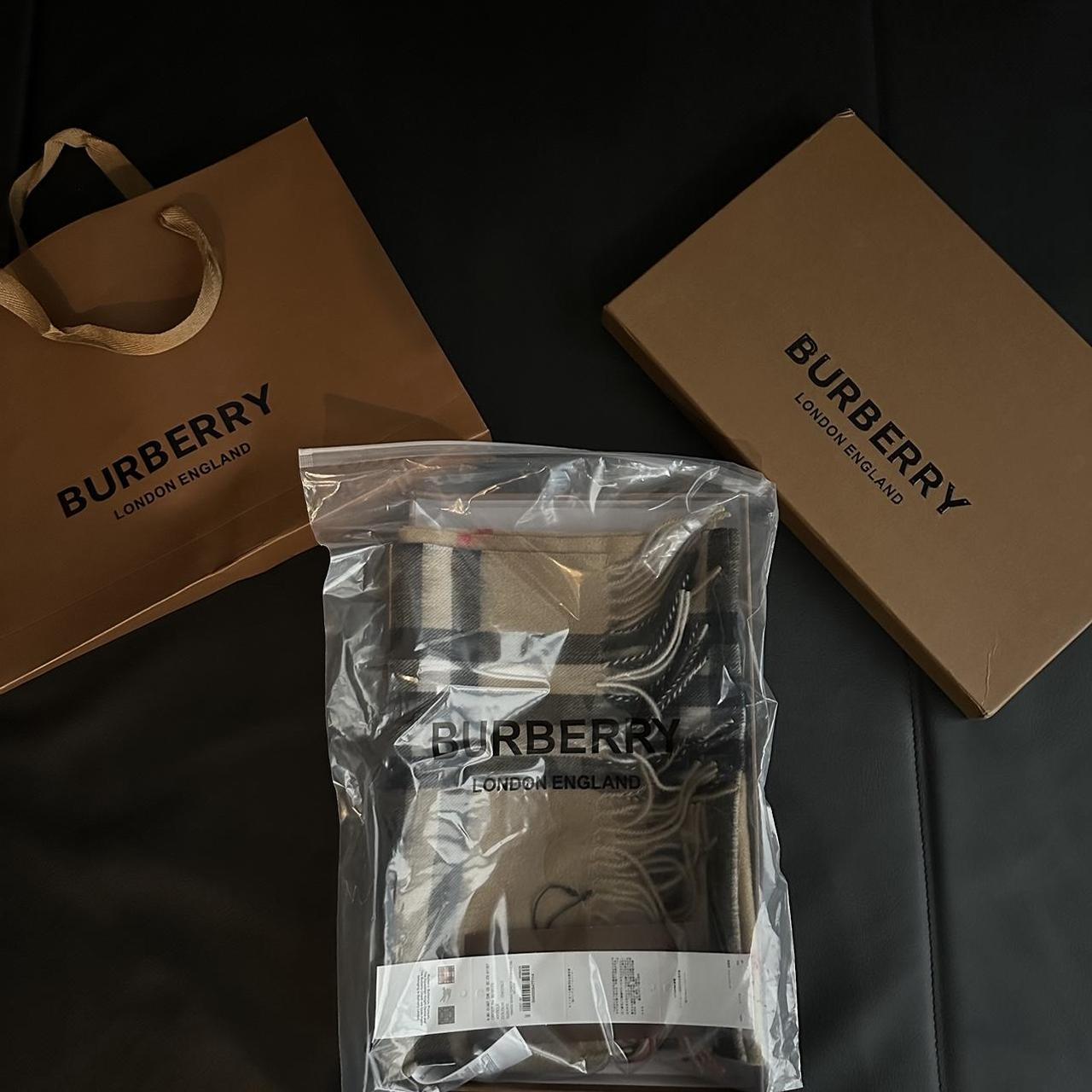 Burberry scarf outlet packaging