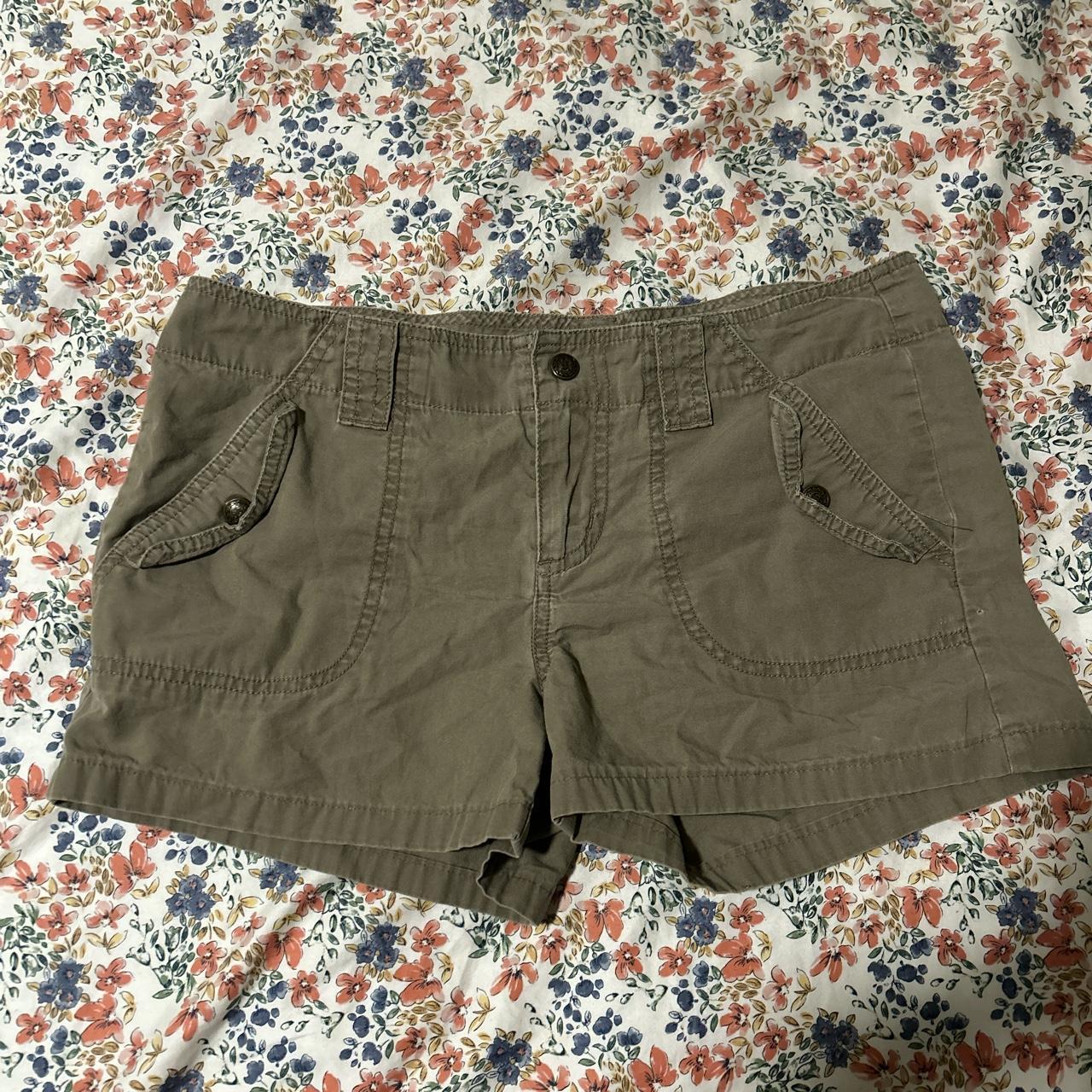 low waisted y2k cargo shorts - Depop