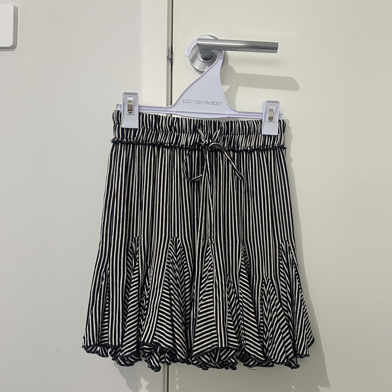 Extra small flowy black white stripy skirt barely worn