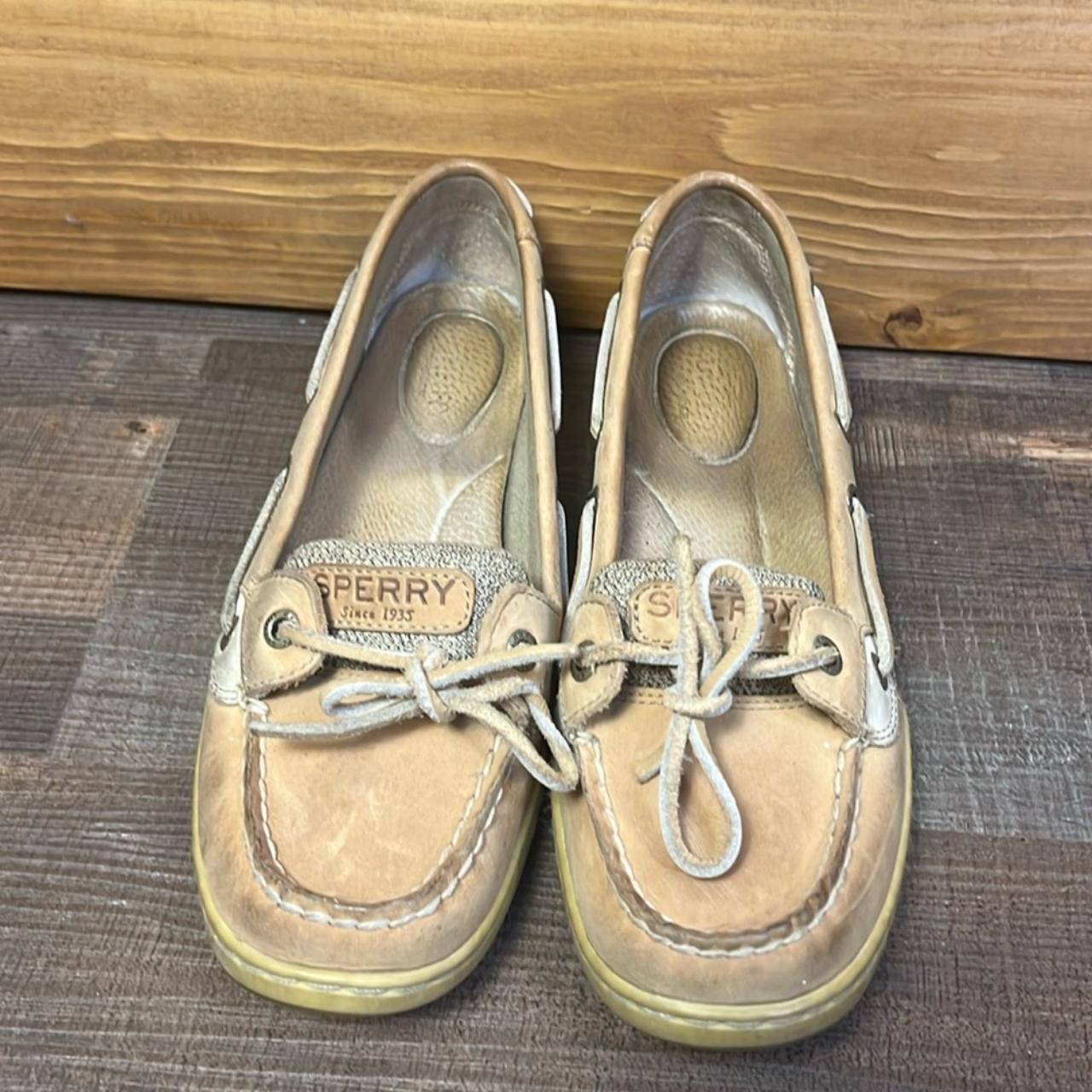 Cream sperrys hot sale