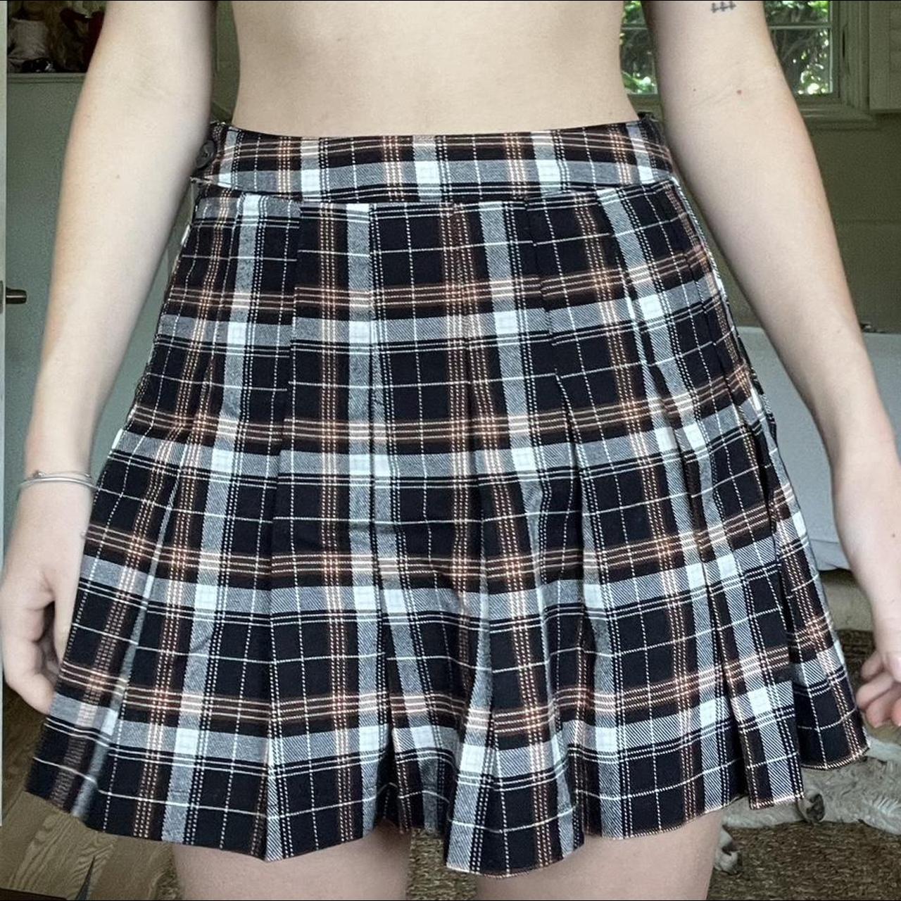 classic schoolgirl pleated skirt🖤🤎🤍tilly’s full tilt... - Depop