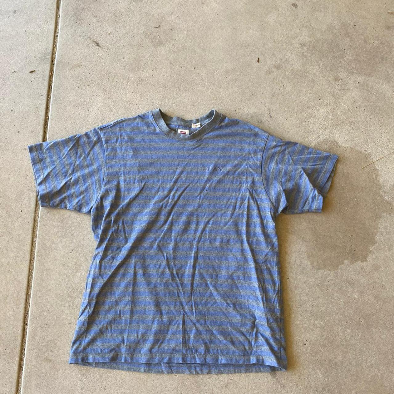 Levis Tshirt - Depop