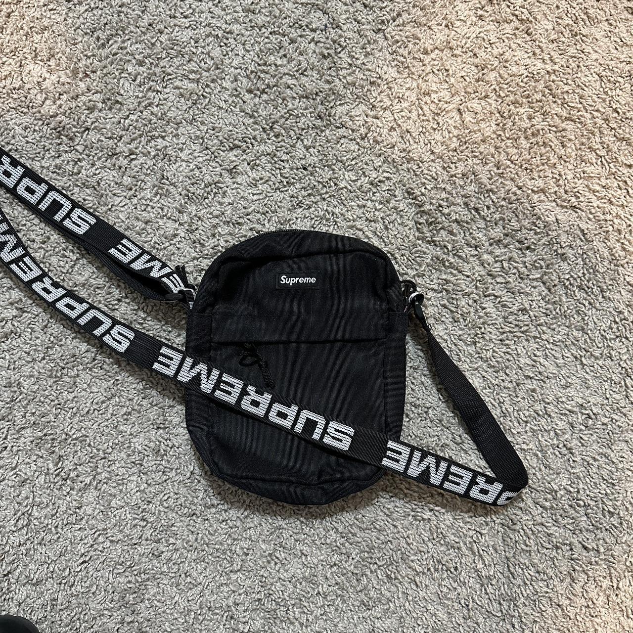 Supreme men's hot sale shoulder bag